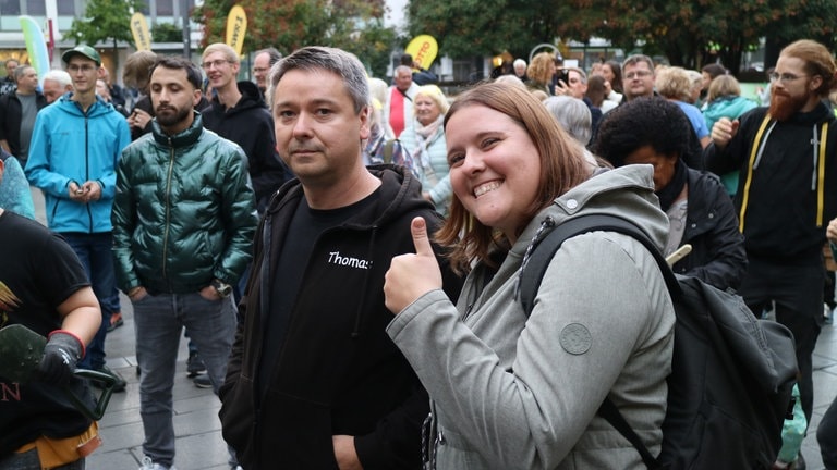 Thomas Schmidt vom Verein "Abenteuer helfen" und Rebecca Stein, Leiterin der Katholischen Kindertagesstätte St. Christophorus in Koblenz
