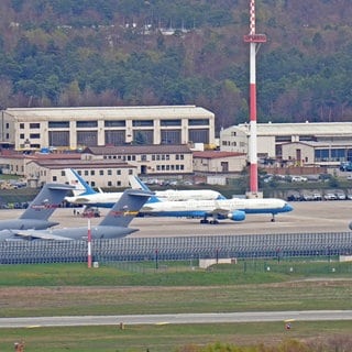 Zwei von drei amerikanischen Boeing vom Typ C32 stehen am US-Stützpunkt Ramstein am Sonntag. 