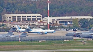Zwei von drei amerikanischen Boeing vom Typ C32 stehen am US-Stützpunkt Ramstein am Sonntag. 