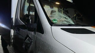 Scheibe gesprungen, Spiegel ab: Nach einem Unfall mit einem Lkw hat die Polizei nach einer möglicherweise verletzten Person gesucht.