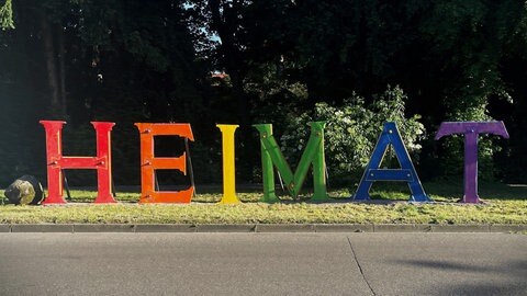 Heimat als gebauter Schriftzug aus Holz an einer Straße in Weinheim.