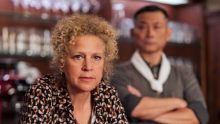 Bea (Christiane Brammer) und Tu (Maverick Quek) im Löwen  Keyvisual
