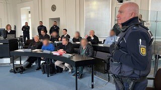 Angeklagte vor dem Landgericht Karlsruhe. Sie sollen Frauen zur Prostitution gezwungen haben