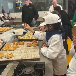 Schüler:innen backen in der Lehrküche