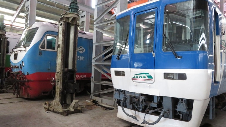Eine Diesellok aus China und ein Dieseltriebwagen aus Japan