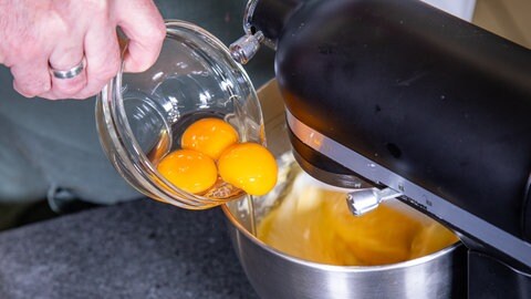 Die frischen Eier für die Erdbeer-Schoko-Torte werden, wie im Rezept beschrieben, dem Teig zugefügt. 