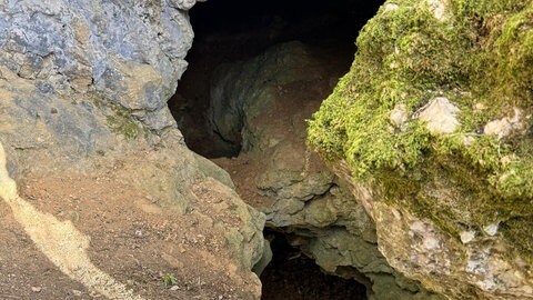Durch dieses Loch in der Bocksteinhöhle stürzte das achtjährige Mädchen etwa drei Meter in die Tiefe.