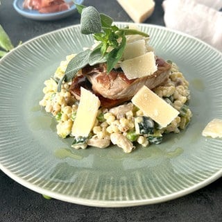 Nudelsalat mit Erbsen und Mini-Salbei-Schnitzeln