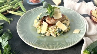 Nudelsalat mit Erbsen und Mini-Salbei-Schnitzeln