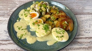 Eier in Senfsoße mit Bratkartoffeln und Walnuss-Lauch