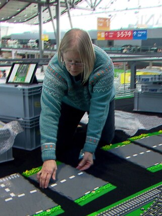 Tatjana beim Aufbau vom Lego-Flughafen ihres Sohnes.