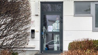 Nach den Schüssen in Bad Friedrichshall sind die Ermittlungen der Polizei fast abgeschlossen. Das Bild zeigt die Spurensicherung am Tatort (Archivbild). 