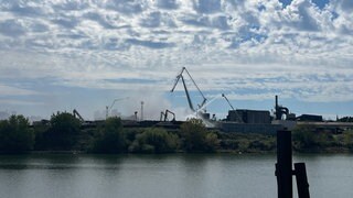 Löscharbeiten im Mannheimer Industriehafen