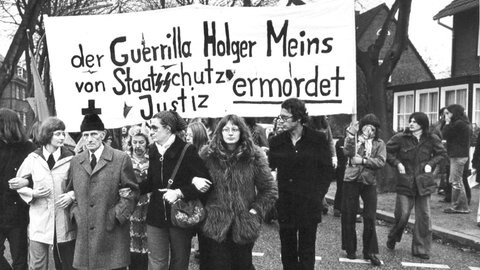 Nach der Beerdigung des am 9. November 1974 an den Folgen eines Hungerstreiks gestorbenen RAF-Terroristen Holger Meins am 18. November 1974 formierte sich ein Demonstrationszug. Zweiter von links Pfarrer Helmut Ensslin, der Vater der RAF-Terroristin Gudrun Ensslin. Meins wurde in Hamburg beerdigt.