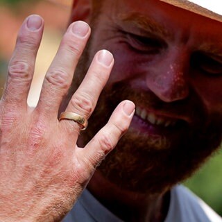Eine Hand mit Ehering am Ringfinger. Jonas Hörrmann strahlt. Er hat den Ring im Neckar bei Tübingen verloren und wieder gefunden