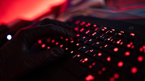 Ein Mann trägt Handschuhe und tippt auf einer Tastatur. Cyberangriffe auf Unternehmen und Kommunen in der Region Bodensee-Oberschwaben werden immer häufiger.