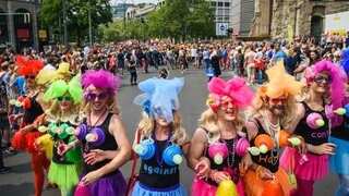 Verkleidete Männer in Berlin beim Christopher Street Day