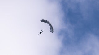 Auf dem Foto ist ein Fallschirmspringer zu sehen. (Symbolbild)