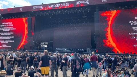 Vor der Madora Stage warten die Fans auf Bloodywood