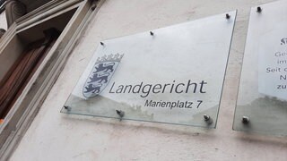 Vor dem Landgericht Ravensburg muss sich eine Frau wegen versuchten Totschlags verwantworten, weil sie mit einem Küchenmesser versucht haben soll, ihren Ex-Mann zu töten.