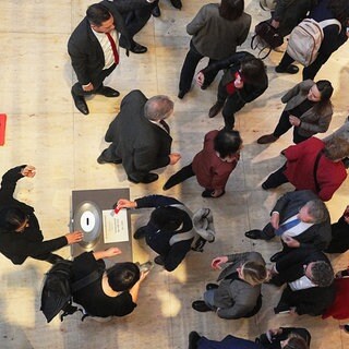 Die Mitglieder des Deutschen Bundestages geben bei der Abstimmung über das "Zustrombegrenzungsgesetz" der Union zur Eindämmung der Migration im Bundestag ihre Stimmkarten ab.