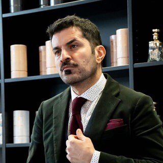 Reza Shari blickt ernst an der Kamera vorbei.