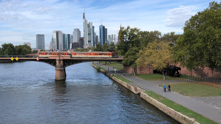 Auf der Brücke eine Straßenbahn, unter ihr die Dampflok - gleich zwei historische Schienenfahrzeuge in einem Bild!  So was erlebt man in Frankfurt nur am Tag der Verkehrsgeschichte. 