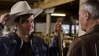 Sebastian und Karl im Stall, Sebastian hat einen Cowboyhut auf