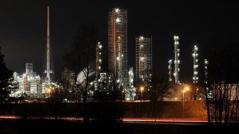 Nachtaufnahme des Chemiewerks im Industriepark Münchsmünster in Oberbayern: Die Energiewende stellt viele Unternehmen vor enorme Herausforderungen. Längst hat die Suche nach nicht erschlossenen Energiequellen begonnen. Eine wichtige Quelle ist die Abwärme, die Maschinen in Industrieunternehmen erzeugen.
