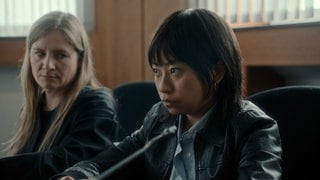 Julia Jentsch (l) als Rechtsanwältin Alexandra und Chen Emilie Yan als Staatsanwältin Seyo Kim in einer Szene aus dem Film «Staatsschutz»