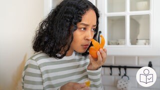Das ist ein Beispiel·bild: Eine junge Frau riecht an einer Orange. Vielleicht ist die junge Frau seh·behindert oder blind. Rechts das SWR Logo für leichte Sprache. 