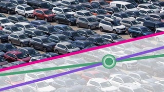 Dicht an dicht stehen zahlreiche Autos auf einem großen Parkplatz