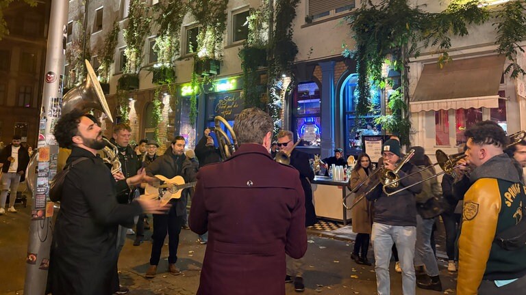 Eine "Walking Act"-Musikgruppe beim Kulturfestival "Nachtwandel" im Mannheimer Stadtteil Jungbusch 2025