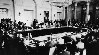 Die UdSSR und ihrer Bündnispartner in Warschau am 13. Mai 1955 beim Abschluss des "Warschauer Pakts" zwischen Albanien, Bulgarien, DDR, Polen, Rumänien, CSSR, Ungarn und UdSSR). Mit dem Rücken zur Kamera die DDR-Unterhändler Walter Ulbricht und Otto Grotewohl.