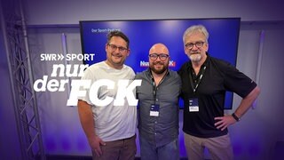 Markus Schwarz, Sebastian Zobel und Stefan Kersthold stehen nach der Aufzeichnung des "Nur der FCK"-Podcasts im SWR PopUp Studio in Kaiserslautern.