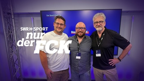 Markus Schwarz, Sebastian Zobel und Stefan Kersthold stehen nach der Aufzeichnung des "Nur der FCK"-Podcasts im SWR PopUp Studio in Kaiserslautern.