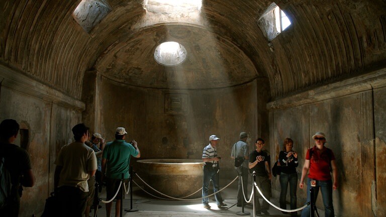 Die Bilder zeigen die Ausgrabungsstätte Pompeji. Gabriel Zuchtriegel leitet den Park Pompeji. Er verrät in SWR1 Leute, wie die Menschen damals vor dem Ausbruch des Vesuv wirklich gelebt haben.