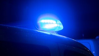in Blaulicht leuchtet auf dem Dach eines Polizeiwagens.