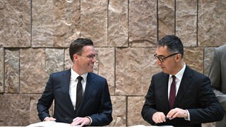Manuel Hagel (CDU) und Cem Özdemir (Grüne) unterschreiben den Koalitionsvertrag.