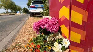 Blumen am Tatort in Trier. Hier wurde ein Student bei einem Messerangriff getötet. Was tut die Landesregierung?
