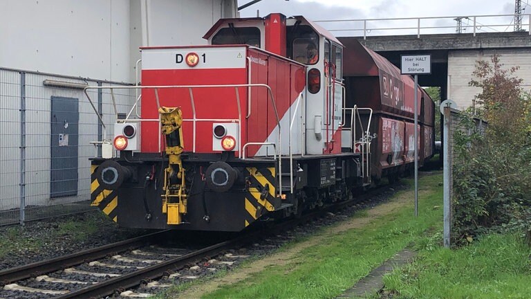 Die Frankfurter Hafenbahn ist im Westen immer noch tätig. Sie hat gerade Güterwagen mit Steinkohle am Übergabebahnhof Frankfurt-Griesheim abgeholt.