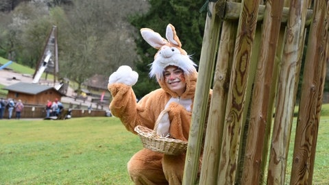 Das Bild zeigt einen als Osterhasen verkleideten Menschen im Wildpark Silz. Hier und anderswo in der Pfalz ist zu Ostern 2026 so einiges geboten.