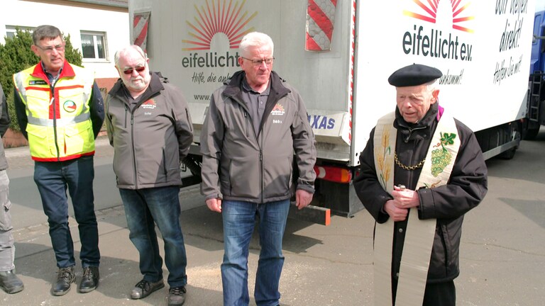 Segnung von Hilfsgütern