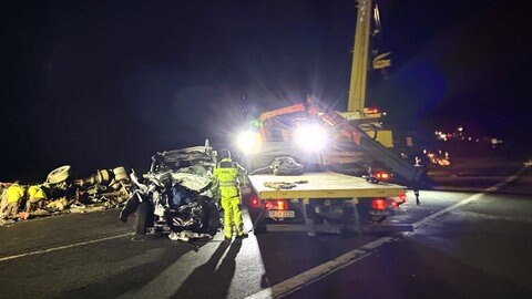 Ein Kran räumt Trümmer von der B51 - bei einem schweren Unfall sind vier Menschen gestorben