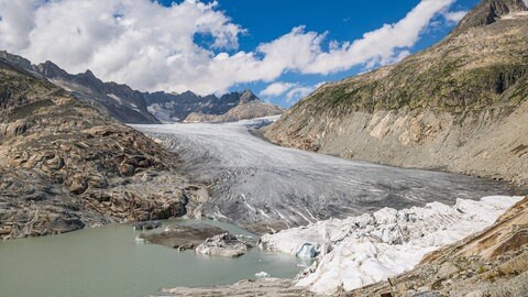 Blick auf den Rhonegletscher, der sich seit einigen Jahrzehnten immer stärker zurückzieht