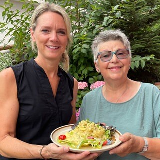 Bettina Böhme alias "Oma Betty" macht Maultaschen