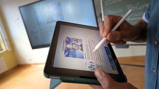 Längst hat KI die Schulen erreicht und findet praktische Anwendung im Unterricht. Doch KI ist und bleibt ein Herausforderung - für Schüler und für Lehrkräfte.