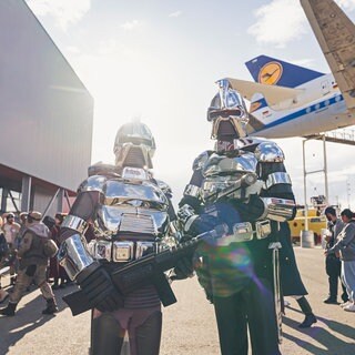 Zwei als Zylonen aus Battlestar Galactica verkleidete Science Fiction Fans posieren im Technikmuseum Speyer