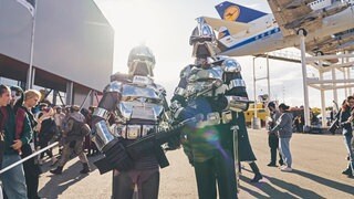 Zwei als Zylonen aus Battlestar Galactica verkleidete Science Fiction Fans posieren im Technikmuseum Speyer