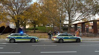 Ein Einsatz der Polizei vor dem Rathaus Kaiserslautern: Ein Mann wurde dort schwer verletzt.